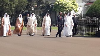 Presiden Joko Widodo berjalan bersama Putra Mahkota Abu Dhabi/Wakil Panglima Tertinggi Angkatan Bersenjata Uni Emirat Arab Sheikh Mohamed Bin Zayed Al Nahyan (kanan) saat kunjungan kenegaraan di Istana Bogor, Jawa Barat, Kamis (24/7). [Suara.com/Ummy Hadyah Saleh]