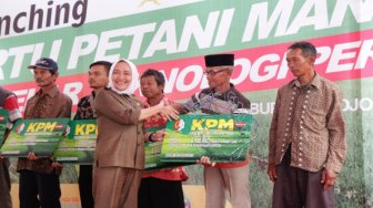Janji Kampanye Bupati Bojonegoro Terpenuhi, Petani Dapat Kartu Mandiri