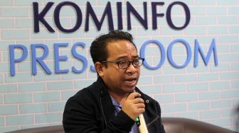 Plt Kepala Biro Humas Kementerian Komunikasi dan Informasi (Kominfo) Ferdinandus Setu memberikan penjelasan saat konferensi pers tentang pemblokiran konten Youtube Kimi Hime di kantor Kemenkominfo Jakarta, Rabu (24/7). [Suara.com/Arief Hermawan P]