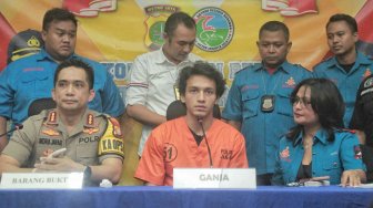 Aktor Jefri Nichol menyampaikan keterangan pers saat rilis kasus narkoba di Polres Metro Jakarta Selatan, Jakarta, Rabu (24/7). [ANTARA FOTO/Dhemas Reviyanto]