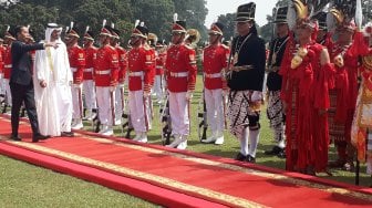 Presiden Joko Widodo berjalan bersama Putra Mahkota Abu Dhabi/Wakil Panglima Tertinggi Angkatan Bersenjata Uni Emirat Arab Sheikh Mohamed Bin Zayed Al Nahyan (kanan) saat kunjungan kenegaraan di Istana Bogor, Jawa Barat, Kamis (24/7). [Suara.com/Ummy Hadyah Saleh]