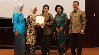 Teliti Virus Dengue, Guru Besar FKUI Terima Penghargaan dari Menkes