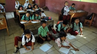 Siswa Sekolah Dasar di Rumpin Bogor Belajar Tanpa Bangku