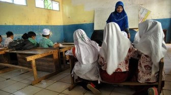 Sejumlah siswa SD Kelas 4 belajar di kelas yang kekurangan meja dan bangku sekolah di SDN Kertajaya 02, Kampung Babakan RT 02/06, Desa Kertajaya, Rumpin, Kabupaten Bogor, Jawa Barat, Rabu (24/7). [ANTARA FOTO/Arif Firmansyah]