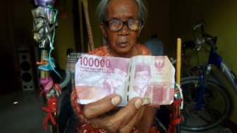 Saminah, Nenek Penjual Kerupuk Kulit yang Terkena Stroke Ditipu Uang Mainan