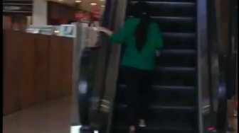Viral Video Wanita Naik Excalator Turun