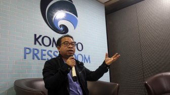 Plt Kepala Biro Humas Kementerian Komunikasi dan Informasi (Kominfo) Ferdinandus Setu memberikan penjelasan saat konferensi pers tentang pemblokiran konten Youtube Kimi Hime di kantor Kemenkominfo Jakarta, Rabu (24/7). [Suara.com/Arief Hermawan P]