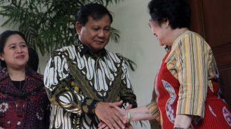 Ketua Umum PDIP Megawati Soekarnoputri menerima Ketua Umum Partai Gerindra Prabowo Subianto di kediamannya di kawasan Menteng, Jakarta, Rabu (24/7).[Suara.com/Arief Hermawan P]