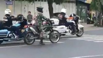 Salut, Rombongan Moge Terobos Lampu Merah, Pemotor TNI Tetap Antre