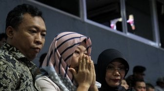 Terpidana kasus pelanggaran UU ITE Baiq Nuril Maknun saat hadir menyaksikan rapat paripurna DPR masa peridangan V tahun sidang 2018-2019 di Kompleks Parlemen, Jakarta, Kamis (25/7). [Suara.com/Arief Hermawan P]