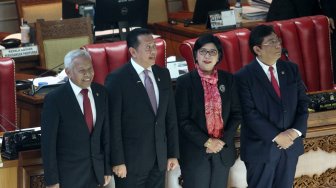 Pimpinan DPR Bambang Soesatyo, Agus Hermanto dan Utut Adiyanto memperkenalkan Deputi Gubernur Senior Bank Indonesia terpilih, Destry Damayanti saat Rapat Paripuna ke-23 Masa Persidangan V Tahun 2018-2019 di Kompleks Parlemen Senayan, Jakarta, Kamis (25/7). [Suara.com/Arief Hermawan P]