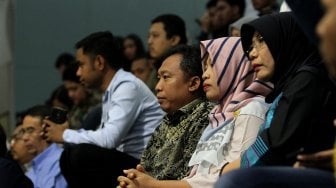 Terpidana kasus pelanggaran UU ITE Baiq Nuril Maknun saat hadir menyaksikan rapat paripurna DPR masa peridangan V tahun sidang 2018-2019 di Kompleks Parlemen, Jakarta, Kamis (25/7). [Suara.com/Arief Hermawan P]