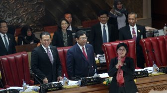 Pimpinan DPR Bambang Soesatyo, Agus Hermanto dan Utut Adiyanto memperkenalkan Deputi Gubernur Senior Bank Indonesia terpilih, Destry Damayanti saat Rapat Paripuna ke-23 Masa Persidangan V Tahun 2018-2019 di Kompleks Parlemen Senayan, Jakarta, Kamis (25/7). [Suara.com/Arief Hermawan P]