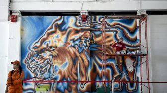 Seniman asal Berlin, Jerman Snyder menyelesaikan pembuatan mural di terowongan Jalan Kendal, Jakarta, Kamis (25/7). [ANTARA FOTO/M Risyal Hidayat]