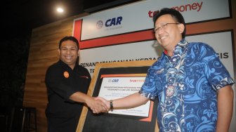 Division Head of Retail Insurance CAR Life Insurance Benny Situmorang, Direktur TrueMoney Indonesia Rio Da Cunha berslaman disela kerjasama pembelian asuransi demam berdarah CAR Life Insurance melalui aplikasi TrueMoney di Jakarta, Kamis (25/7). [Suara.com/Oke Atmaja]