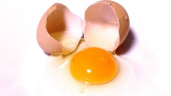 Membentuk Badan Berotot, Benarkah Harus Lahap Telur Mentah Setiap Hari?