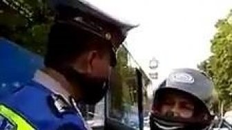 Masuk Jalur Busway, Pemotor Nmax Ngeyel Sampai Adu Mulut dengan Polisi