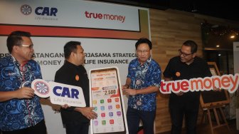 Division Head of Retail Insurance CAR Life Insurance Benny Situmorang, Direktur TrueMoney Indonesia Rio Da Cunha, Direktur Marketing CAR Life Insurance Jos Chandra Irawan dan Senior Manager B2B & Patrnership TrueMoney Indonesia Restianto berbincang disela kerjasama pembelian asuransi demam berdarah CAR Life Insurance melalui aplikasi TrueMoney di Jakarta, Kamis (25/7). [Suara.com/Oke Atmaja]
