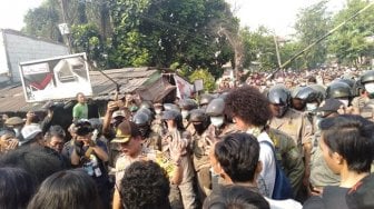 Tolak Penggusuran, Warga Bentrok dengan Satpol PP di Bekasi