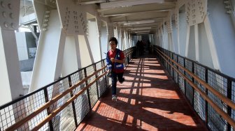 Skybridge penghubung Stasiun LRT Jakarta Veldrome-Halte Transjakarta Pemuda di kawasan Rawamangun, Jakarta, Jumat (26/7). [Suara.com/Arief Hermawan P]