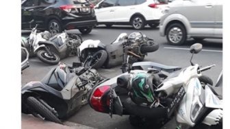 Banyak Motor Ojol Berjatuhan Saat Parkir di Pinggir Plaza Senayan, Kenapa?