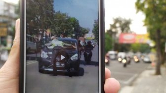 Viral Detik-detik Polisi Nemplok di Kap Mobil, Ini Kejadian Sebenarnya