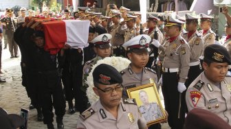 Personel kepolisian membawa jenazah Bripka Rahmat Effendy untuk dimakamkan di Rumah Duka Tapos, Depok, Jawa Barat, Jumat (26/7).[ANTARA FOTO/ Asprilla Dwi Adha]