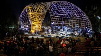 Penonton menyaksikan penampilan salah satu musisi jazz dalam Jazz Gunung bromo 2019 di Jiwa Jawa Resort Probolinggo, Jawa Timur, Jumat (26/7).[ANTARA FOTO/Umarul Faruq]