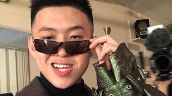 Nggak Jaim! Ini 9 Potret Terbaru Rich Brian dengan Gaya Kocak