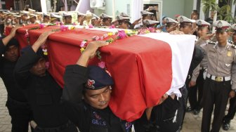 Suasana Haru Iringi Pemakaman Polisi Korban Penembakan Polisi