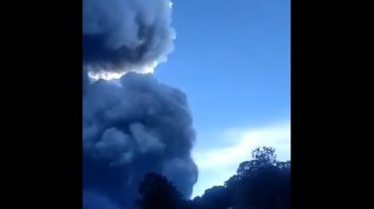 Tangkuban Perahu Muntahkan Abu 200 Meter, Warga Diimbau Jauhi Kawah Ratu