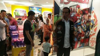 Jokowi Ajak Jan Ethes Beli Mainan Baru di Paragon Mal