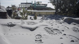 Kondisi kawasan wisata Kawah Ratu yang tertutup abu vulkanik akibat letusan freatik Gunung Tangkuban Parahu, Kabupaten Subang, Jawa Barat, Sabtu (27/7). [ANTARA FOTO/Novrian Arbi]