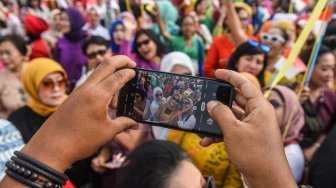 Sejumlah emak-emak yang tergabung dalam komunitas Para Pecinta Kebaya dan Sarung Indonesia beraksi di Car Free Day atau Hari Bebas Berkendaraan di kawasan Bundaran HI, Jakarta, Minggu (28/7)..[ANTARA FOTO/Muhammad Adimaja]