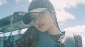 Tampil Natural, Potret Serunya Lisa BLACKPINK Berenang di Laut Hawaii