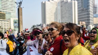 Sejumlah emak-emak yang tergabung dalam komunitas Para Pecinta Kebaya dan Sarung Indonesia beraksi di Car Free Day atau Hari Bebas Berkendaraan di kawasan Bundaran HI, Jakarta, Minggu (28/7)..[ANTARA FOTO/Muhammad Adimaja]