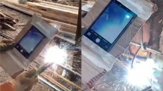 Gunakan Smartphone Sebagai Topeng, Cara Kerja Tukang Las Ini Bikin Melongo!