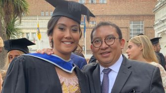 Anak Fadli Zon Wisuda di London, Raih Gelar Summa Cum Laude