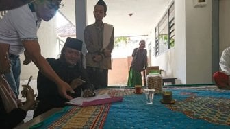 Minta Maaf karena Pura-pura Mati, Robi Cium Tangan Pengasuh Ponpes