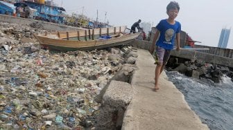 Tumpukan sampah menumpuk di pinggir laut kawasan Pelabuhan Muara Baru, Jakarta Utara, Senin (29/7).  [Suara.com/Oke Atmaja]