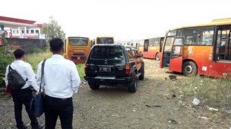 Petugas Polda Metro Jaya Sambangi Kuburan Massal Bus Transjakarta