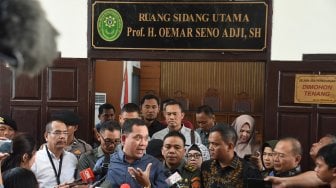 Kuasa hukum tersangka kasus dugaan kepemilikan senjata ilegal Kivlan Zen, Tonin Tahta Singarimbun (kedua kiri) memberikan pernyataan kepada wartawan seusai mengikuti sidang putusan praperadilan penetapan tersangka kliennya di Pengadilan Negeri Jakarta Selatan, Selasa (30/7). [ANTARA FOTO/Nalendra]