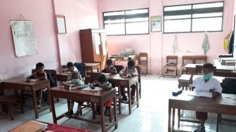 Dampak Kebakaran Sampah TPA Putri Cempo, Siswa SD Plesungan Gunakan Masker