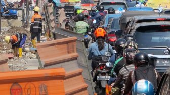 Sejumlah kendaraan terjebak kemacetan di sepanjang jalan Cikini, Jakarta, Rabu (31/7). [Suara.com/Oke Atmaja]