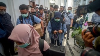 Penyidik KPK membawa berkas usai melakukan penggeledahan ruang kerja Sekda Jabar non Aktif Iwa Karniwa di Gedung Sate, Bandung, Jawa Barat, Rabu (31/7).[ANTARA FOTO/Raisan Al Farisi]