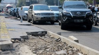 Sejumlah kendaraan terjebak kemacetan di sepanjang jalan Cikini, Jakarta, Rabu (31/7). [Suara.com/Oke Atmaja]