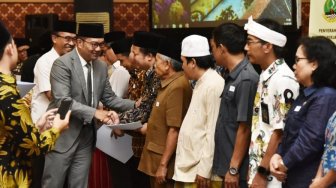 Ridwan Kamil Serahkan NPHD Bidang Keagamaan Tahun 2019