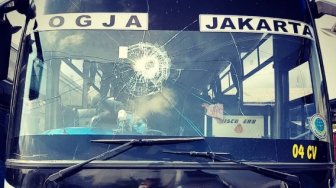 Bus Sumber Alam Dilempar Batu, Warganet Heran Karena Faktor Ini