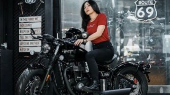 Gaya Kece Nabila Putri saat Naik Motor Yamaha Lawas, Ajak Balapan Kereta Api!