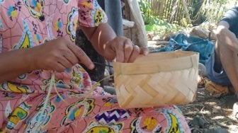 Jelang Kurban, Besek Bambu dan Daun Pisang Favorit Gantikan Kantong Plastik